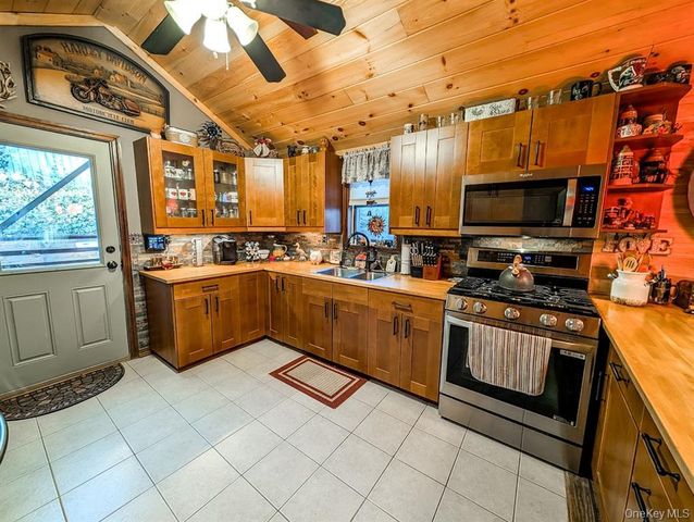33 Park Drive, Rocky Point, NY 11778