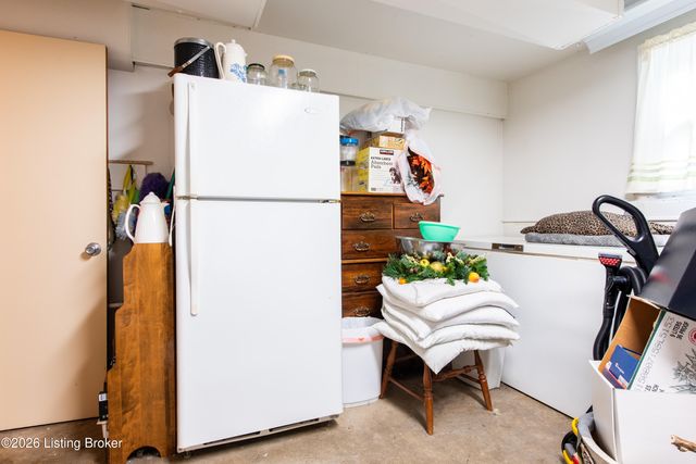 808 Foxwood Ave, Louisville, KY 40223