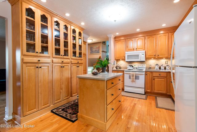 808 Foxwood Ave, Louisville, KY 40223