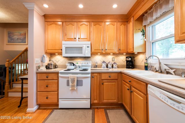 808 Foxwood Ave, Louisville, KY 40223