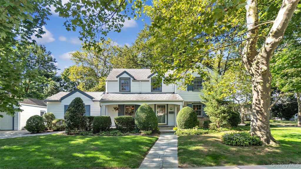 35 Carlton Street, Malverne, NY 11565