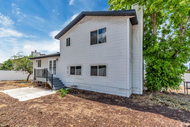10313 S COUNTRYWOOD DR, Sandy, UT 84092