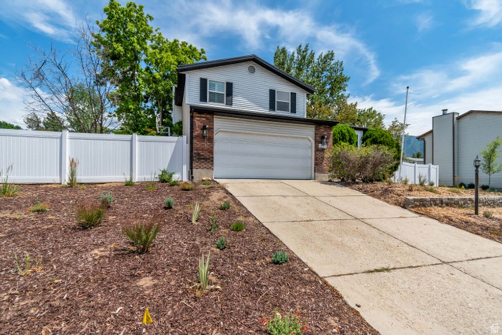 10313 S COUNTRYWOOD DR, Sandy, UT 84092