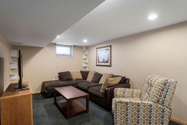 902 7th Avenue E, Shakopee, MN 55379