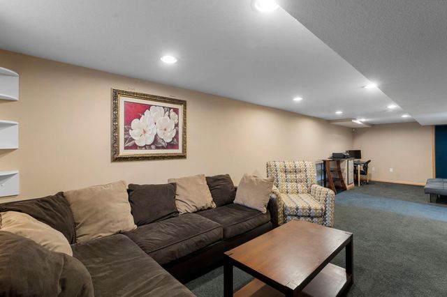 902 7th Avenue E, Shakopee, MN 55379