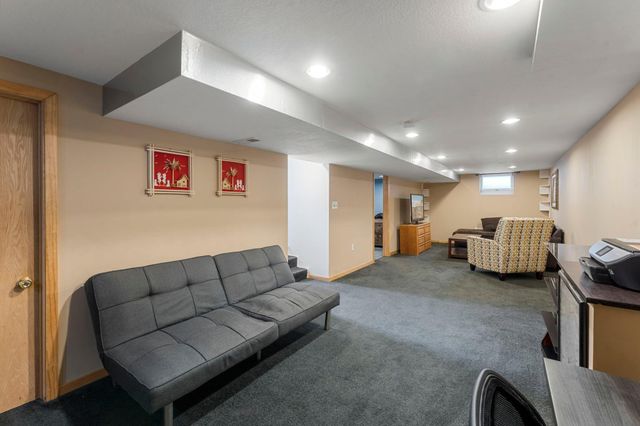 902 7th Avenue E, Shakopee, MN 55379