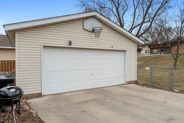 902 7th Avenue E, Shakopee, MN 55379