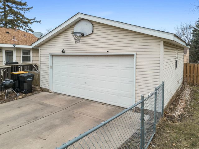 902 7th Avenue E, Shakopee, MN 55379