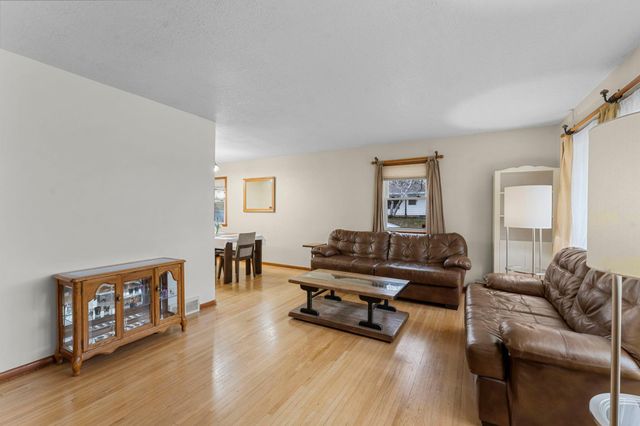 902 7th Avenue E, Shakopee, MN 55379