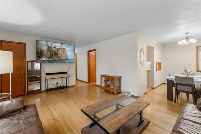 902 7th Avenue E, Shakopee, MN 55379