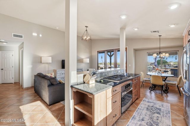 957 E Josephine Saddle Place, Green Valley, AZ 85614