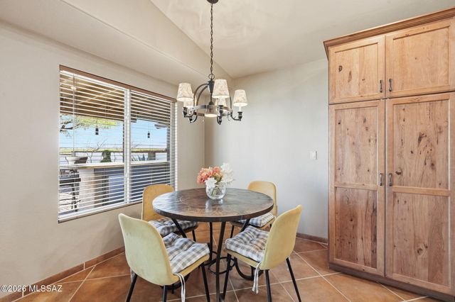 957 E Josephine Saddle Place, Green Valley, AZ 85614