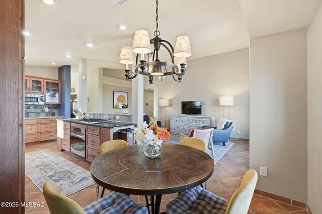 957 E Josephine Saddle Place, Green Valley, AZ 85614