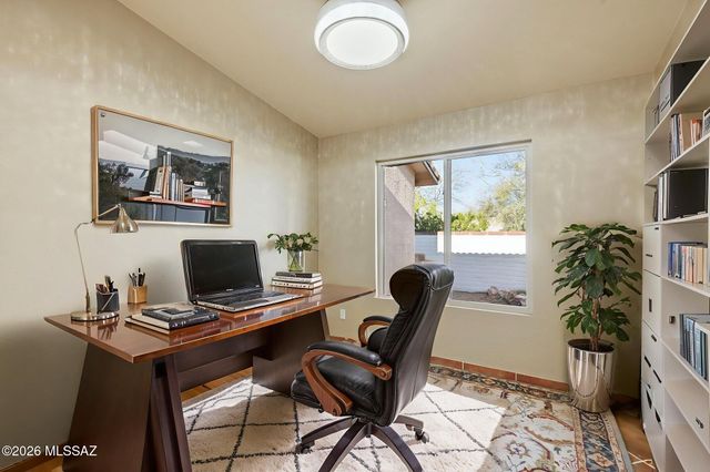 957 E Josephine Saddle Place, Green Valley, AZ 85614