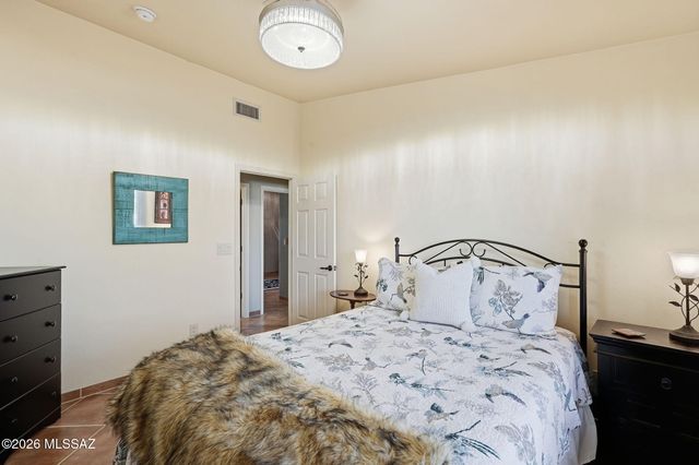 957 E Josephine Saddle Place, Green Valley, AZ 85614