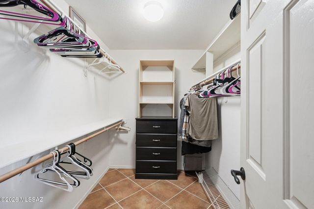 957 E Josephine Saddle Place, Green Valley, AZ 85614