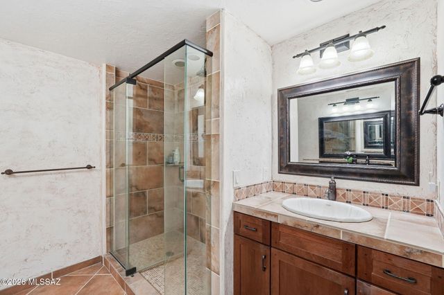 957 E Josephine Saddle Place, Green Valley, AZ 85614