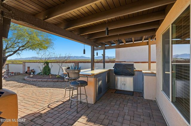 957 E Josephine Saddle Place, Green Valley, AZ 85614
