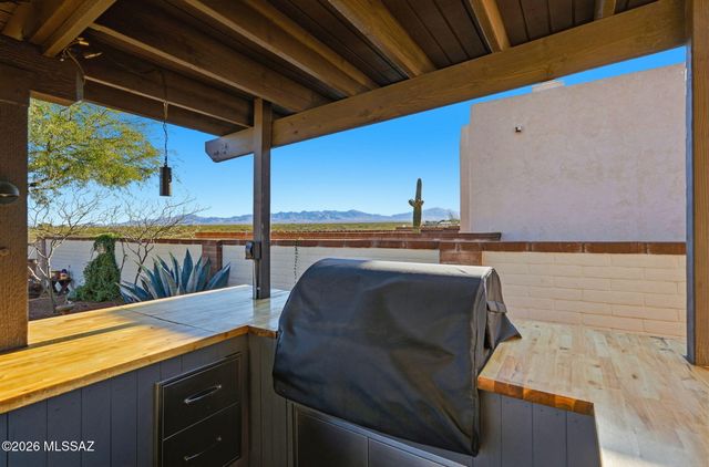 957 E Josephine Saddle Place, Green Valley, AZ 85614