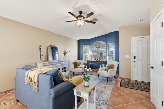 957 E Josephine Saddle Place, Green Valley, AZ 85614