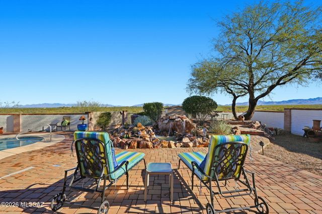 957 E Josephine Saddle Place, Green Valley, AZ 85614