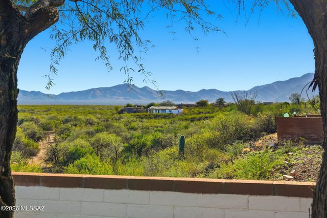 957 E Josephine Saddle Place, Green Valley, AZ 85614