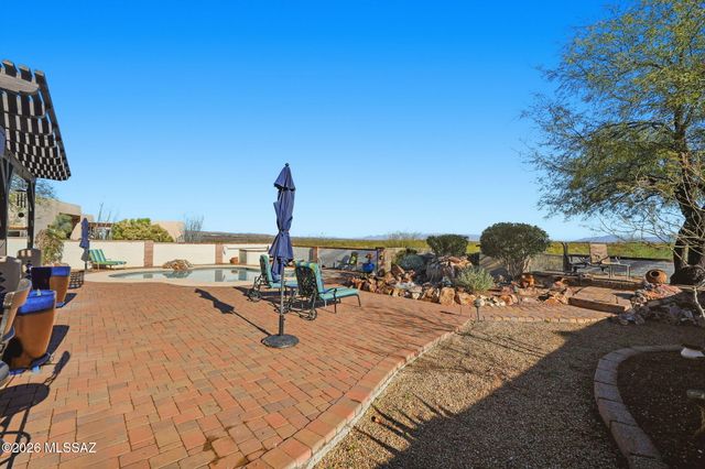 957 E Josephine Saddle Place, Green Valley, AZ 85614