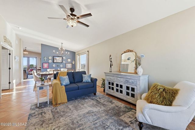 957 E Josephine Saddle Place, Green Valley, AZ 85614