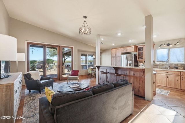 957 E Josephine Saddle Place, Green Valley, AZ 85614