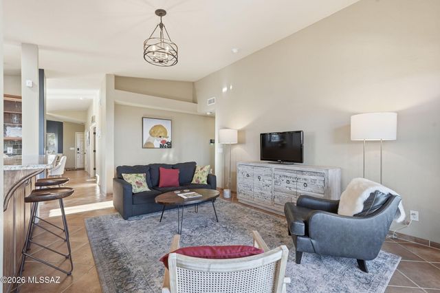 957 E Josephine Saddle Place, Green Valley, AZ 85614