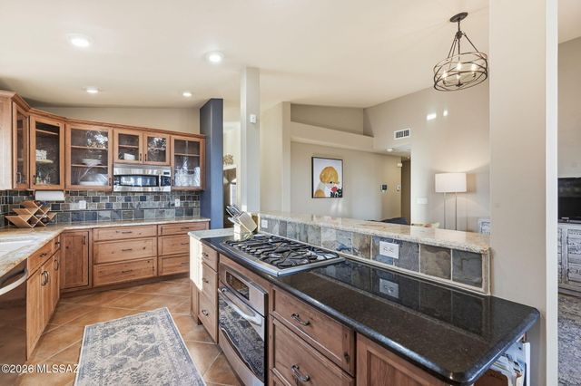 957 E Josephine Saddle Place, Green Valley, AZ 85614