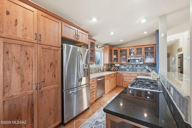 957 E Josephine Saddle Place, Green Valley, AZ 85614