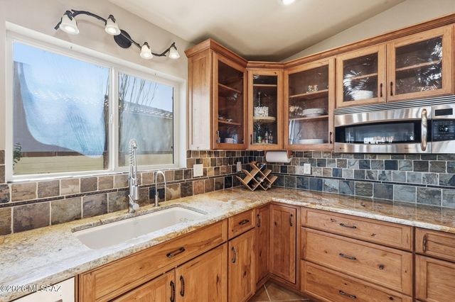 957 E Josephine Saddle Place, Green Valley, AZ 85614