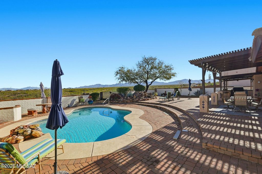 957 E Josephine Saddle Place, Green Valley, AZ 85614