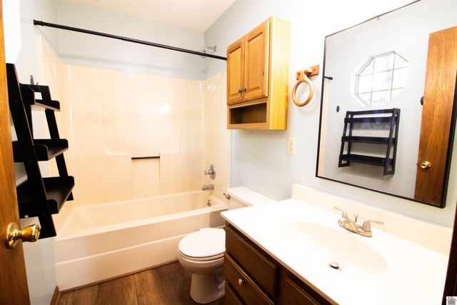 35 Castlewood Dr, Cadiz, KY 42211