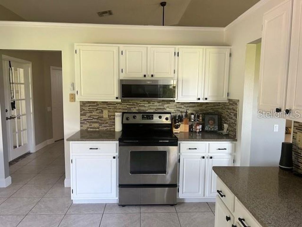 Image 7 of property listing at 14305 TENNYSON DR, Hudson, FL 34667