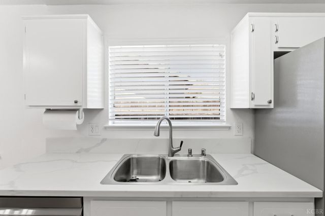 693 Basil Court, Lemoore, CA 93245