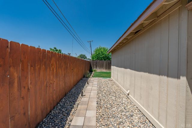 693 Basil Court, Lemoore, CA 93245