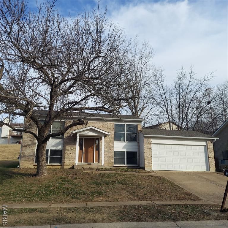 12121 Glenpark Drive, Maryland Heights, MO 63043