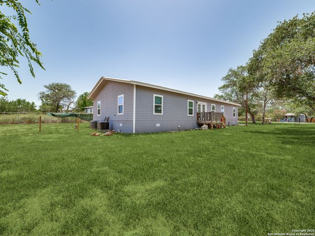 22806 Shady Forest Dr, Elmendorf, TX 78112