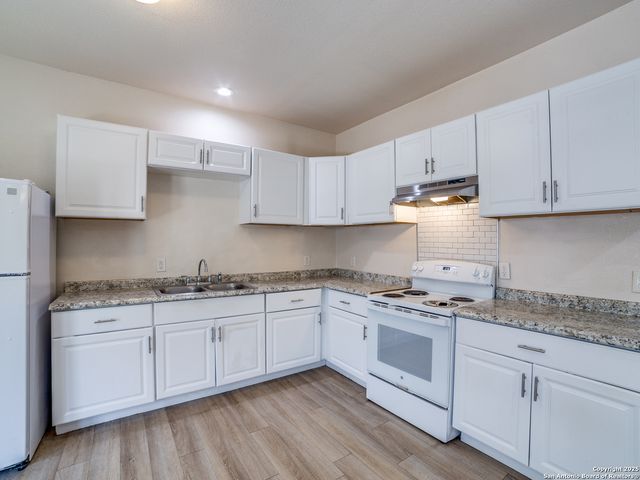 22806 Shady Forest Dr, Elmendorf, TX 78112