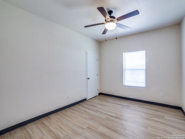 22806 Shady Forest Dr, Elmendorf, TX 78112