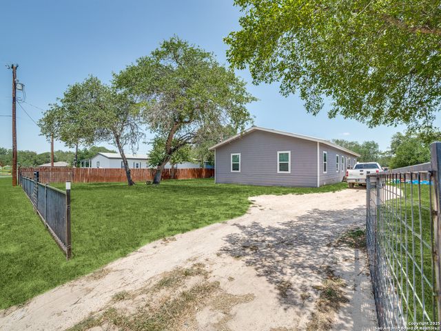 22806 Shady Forest Dr, Elmendorf, TX 78112