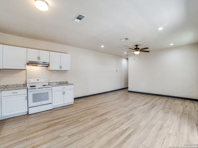 22806 Shady Forest Dr, Elmendorf, TX 78112