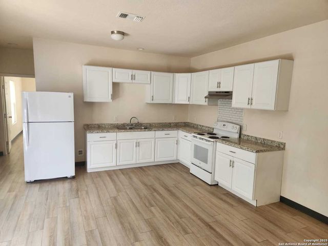 22806 Shady Forest Dr, Elmendorf, TX 78112