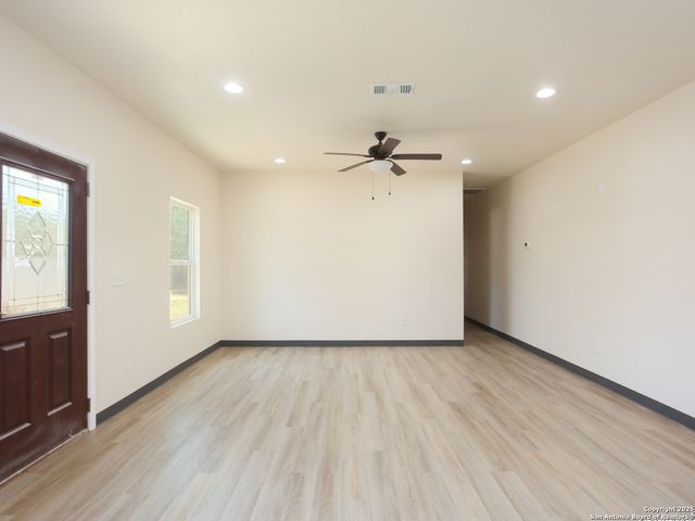 22806 Shady Forest Dr, Elmendorf, TX 78112