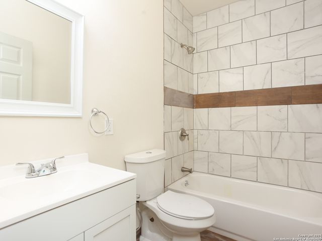 22806 Shady Forest Dr, Elmendorf, TX 78112