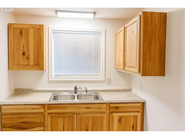 166 Ne 8TH St, Newport, OR 97365