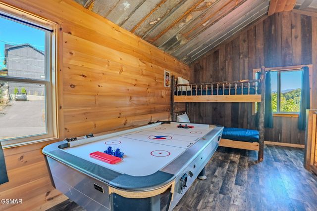 567 Edgewood Drive, Gatlinburg, TN 37738