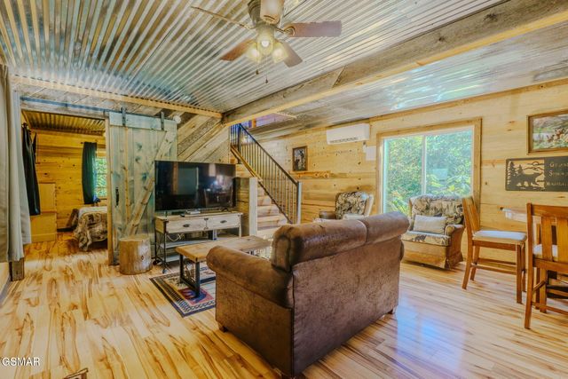 567 Edgewood Drive, Gatlinburg, TN 37738